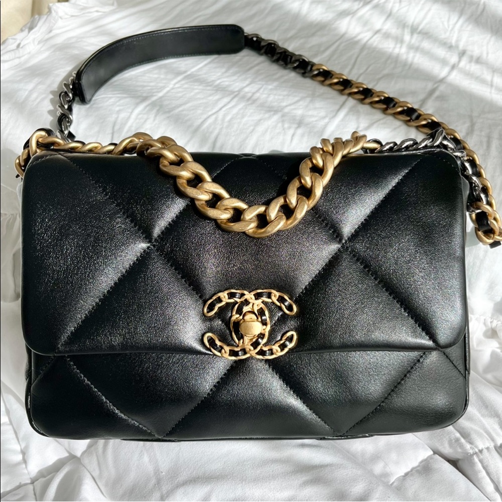 CHANEL 19 Lambskin Quilted Flap Bag in Black Micro Chip - Picture 3 of 16